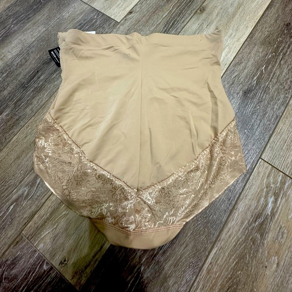 🛍️  NEWWT  Curvy Madenform  Size 3X - Picture 3 of 3